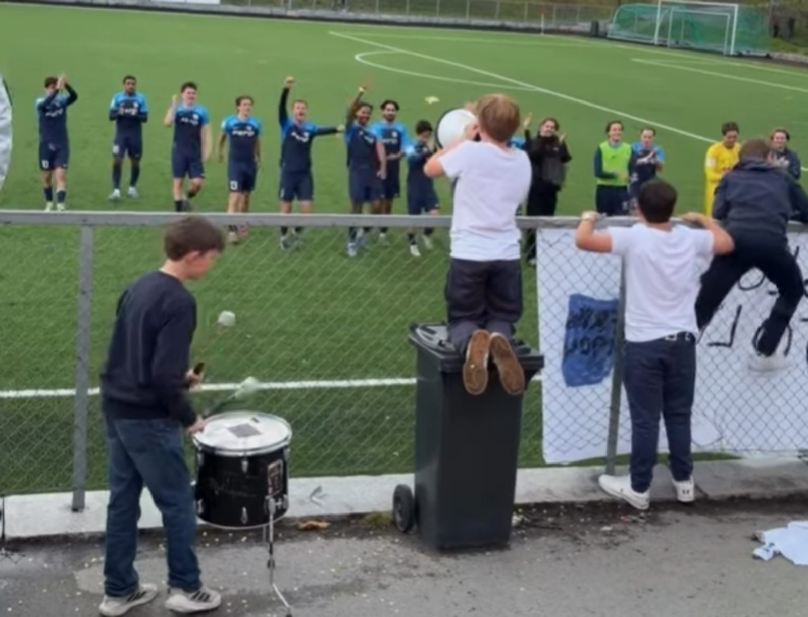 Frigg Unionen supportere feirer med spillerne