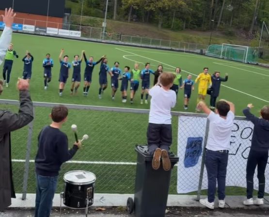 Frigg Unionen supportere feirer med spillerne
